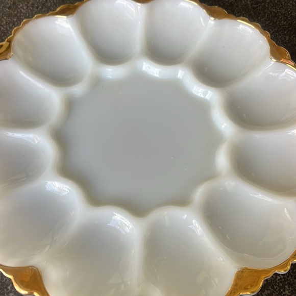 Vintage Anchor Hocking milk glass White w/gold trim Scalloped deviled egg plate - Picture 6 of 7